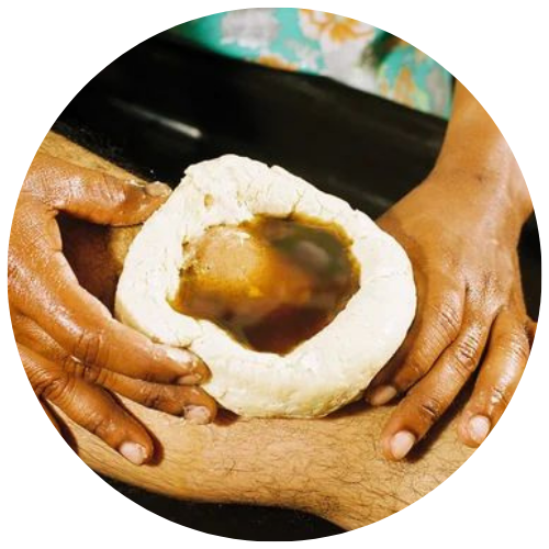 Soin sur une zone douloureuse avec application de l'huile chaude retenue dans une pâte élaborée avec de la farine qui rééquilibre l'énergie Vata et apaise à Amboise et ses environs