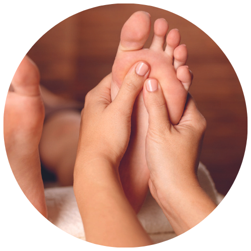 Massage des pieds qui aide au lâcher-prise et améliore la qualité du sommeil grâce à la stimulation des points énergétique et l'utilisation du bol Kansu à Amboise et ses environs