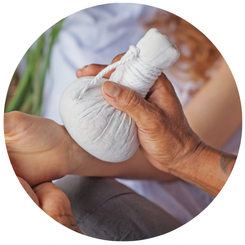 Complément de massage avec des pochons de sable chaud qui apaisent et rééquilibre Vata et Kapha à Amboise et ses environs