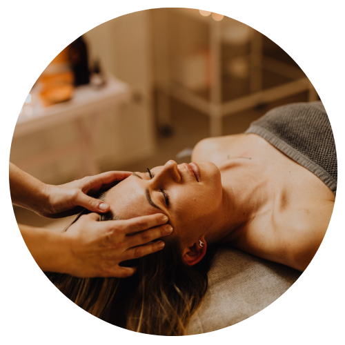 Massage détente du visage, du cou et des trapèzes incluant la stimulation des points énergétiques pour un teint revigoré et apaisé à Amboise et ses environs