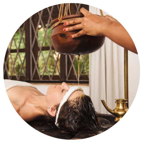 Filet d'huile chaude versé sur le front qui apporte de la clarté mentale et améliore les qualités du sommeil à Amboise et ses environs